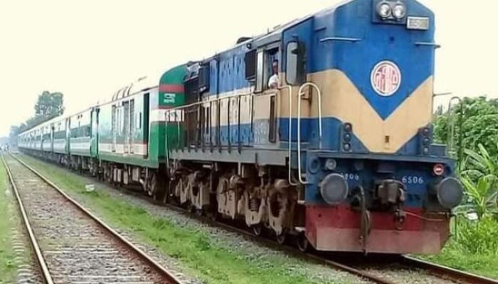 চলন্ত ট্রেন থেকে পড়ে বৃদ্ধার মৃত্যু