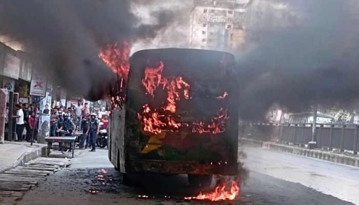 যাত্রাবাড়ীতে বাসে আগুন
