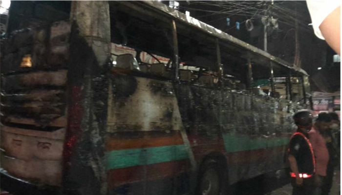 যাত্রাবাড়ীতে অনাবিল বাসে আগুন
